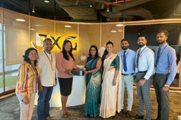 A special token of appreciation was presented to Dr. Thathya De Silva, Consultant General Surgeon, by Wasanthi Stephen, Group Chief Human Resources Officer at JXG. The occasion was further honored by the presence of Gamika De Silva, Group Chief Marketing Officer, along with officials from JXG and Asiri Health